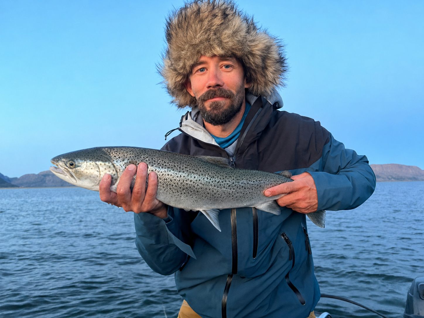 Geir Ove Johnsen med en flott sjøørret på fjorden i Nord-Norge
